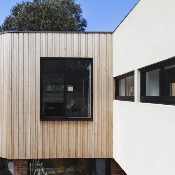 aanbouw met lattenwand